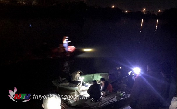  Lực lượng chức năng tổ chức tìm kiếm khu vực ven sông trong đêm