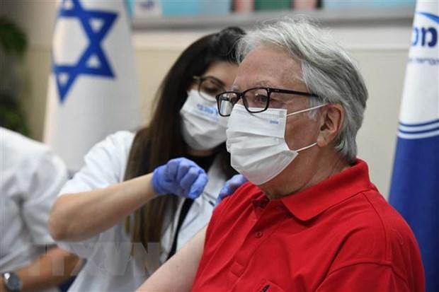 Người cao tuổi Israel được tiêm mũi thứ ba vaccine ngừa COVID-19 tại Ramat HaSharon, ngày 30/7/2021. (Ảnh: THX/TTXVN)