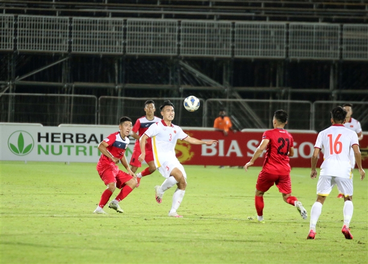 U23 Việt Nam (áo trắng) đánh bại đối thủ Kyrgyzstan. 