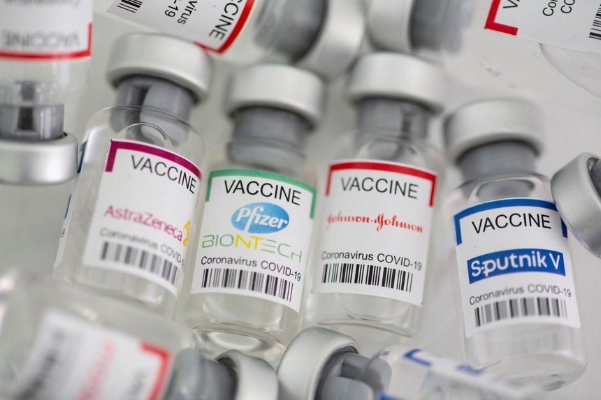 Cuộc cạnh tranh vaccine sẽ quyết liệt hơn trong năm 2022. Ảnh: AFP.