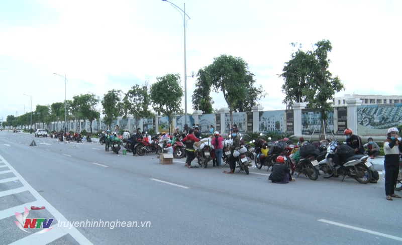  Hơn 500 người từ các tỉnh, thành phía Nam về quê bằng xe máy đã có mặt tại cầu Bến Thủy 2 vào chiều tối 4/10. 