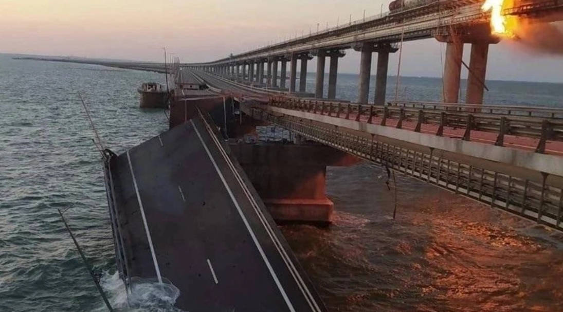 Một vụ nổ đã xảy ra ở cầu nối Crimea vào khoảng 6h sáng 8/10. Ảnh: Guardian.