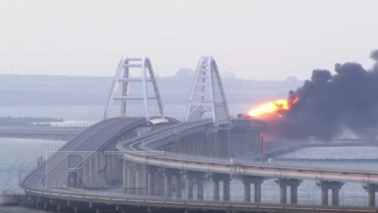 Chiếc xe tải phát nổ giữa cầu Crimea. Ảnh: RT