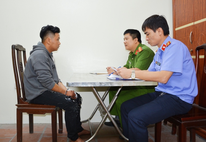 Lực lượng chức năng lấy lời khai của nghi phạm Phan Thanh Hoàng.