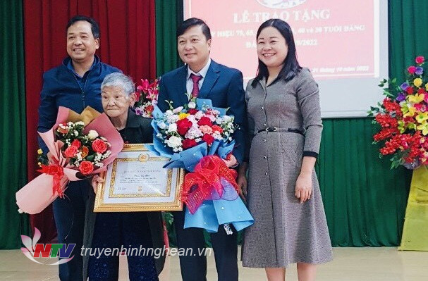 Phó Chủ tịch Thường trực UBND tỉnh trao huy hiệu 75 năm tuổi Đảng tại Anh Sơn