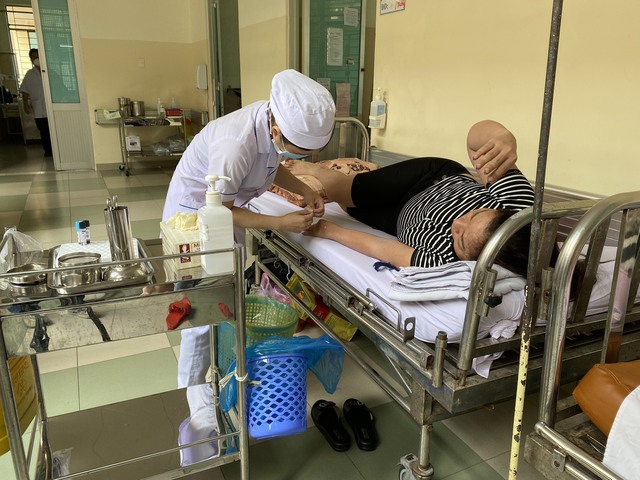 Bệnh nhân sốt xuất huyết đang điều trị tại Bệnh viện Bệnh nhiệt đới TP. HCM. 