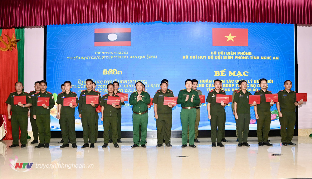 Bế mạc tập huấn công tác quản lý biên giới cho 20 cán bộ Bộ Chỉ huy Quân sự tỉnh Xiêng Khoảng, Lào