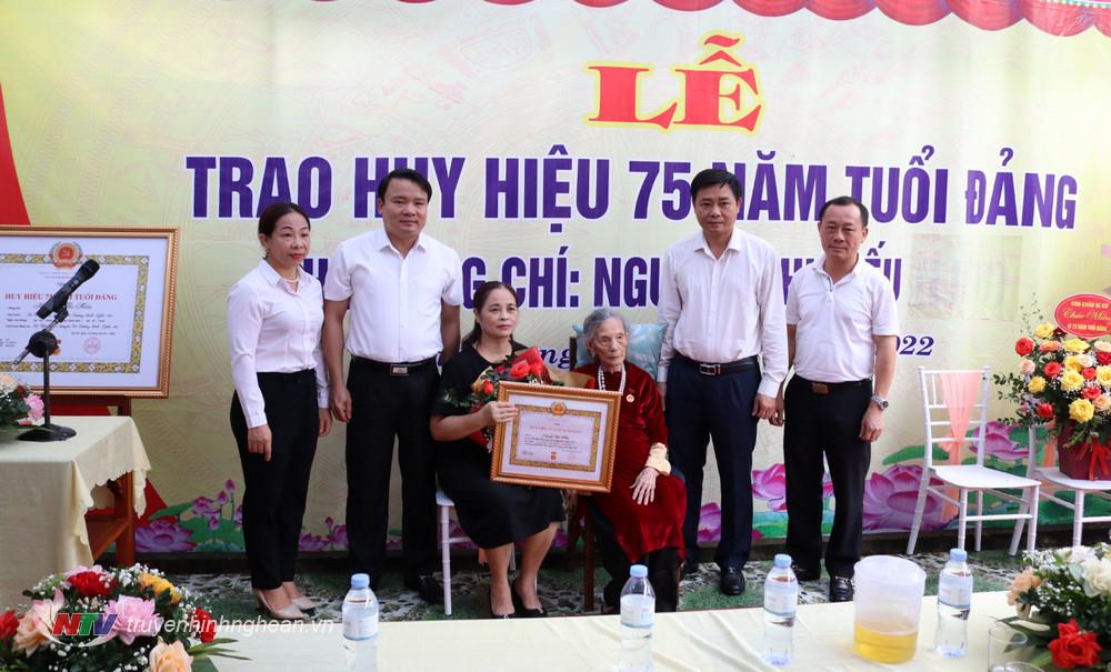 Trưởng ban Nội chính Tỉnh ủy trao tặng huy hiệu 75 năm tuổi Đảng tại Đô Lương