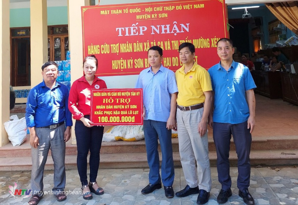 Huyện Tân Kỳ trao 100 triệu đồng hỗ trợ huyện Kỳ Sơn khắc phục thiệt hại do lũ quét