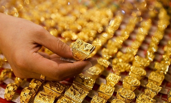 Giá vàng hôm nay giảm cả ở trong nước và thị trường quốc tế.