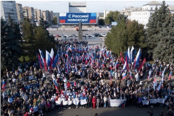 Người dân Luhansk tập trung ăn mừng việc sáp nhập vào Nga. Ảnh: AP