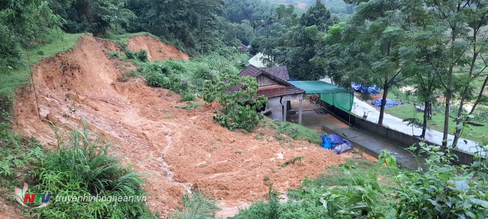 Mưa lũ gây sạt lở nhà dân tại địa bàn xã Phúc Sơn, huyện Anh Sơn.
