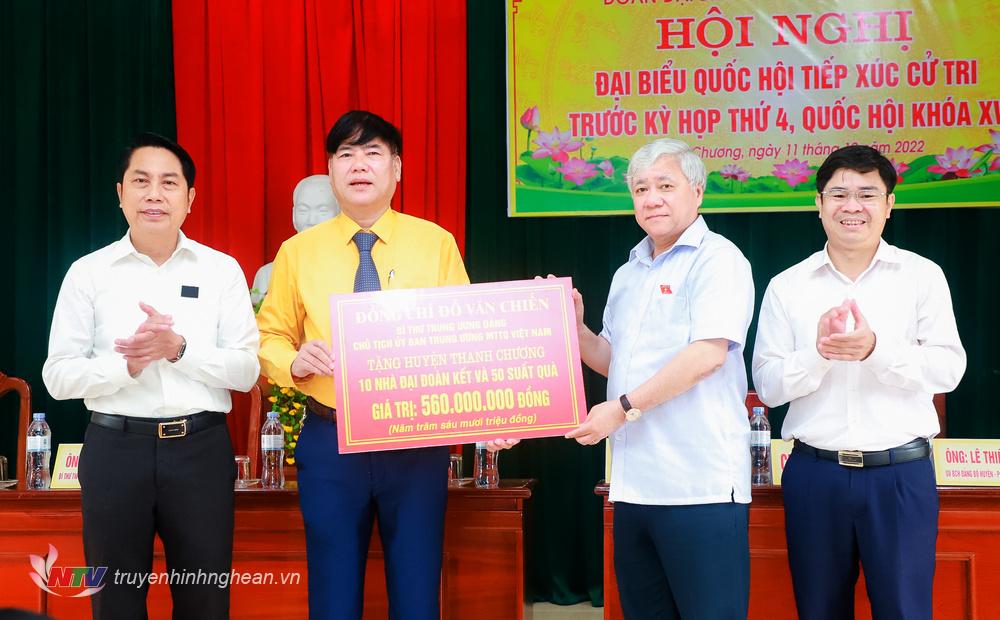 Bí thư Trung ương Đảng, Chủ tịch Ủy ban Trung ương MTTQ Việt Nam Đỗ Văn Chiến trao hỗ trợ huyện Thanh Chương.