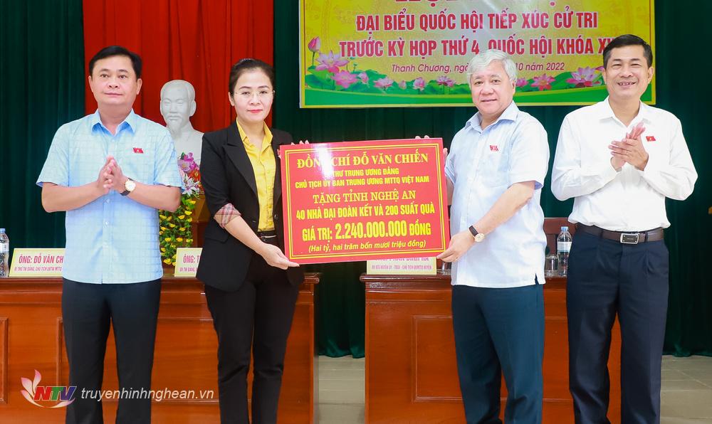 Bí thư Trung ương Đảng, Chủ tịch Ủy ban Trung ương MTTQ Việt Nam Đỗ Văn Chiến trao hỗ trợ tỉnh Nghệ An. 