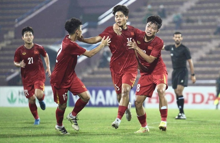 U17 Việt Nam tạm đứng đầu bảng F.