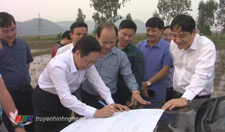 Bí thư Tỉnh ủy Nguyễn Đắc Vinh yêu cầu các địa phương ký cam kết GPMB dự án đường bộ cao tốc Bắc-Nam trước 20/12