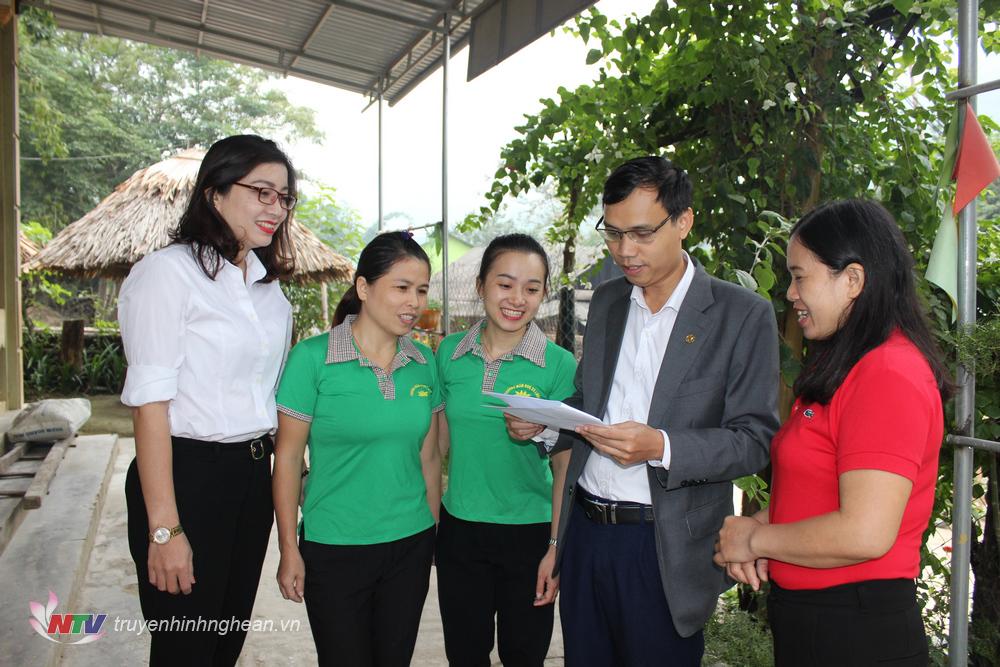 Lãnh đạo phòng GD&ĐT huyện Tương Dương trò chuyện với các cô giáo trường mầm non Xá Lượng điểm bản lẻ Hợp Thành.