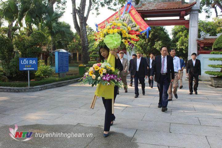 Hưng Nguyên dâng hương tưởng niệm Chủ tịch Hồ Chí Minh nhân kỷ niệm 550 năm thành lập huyện