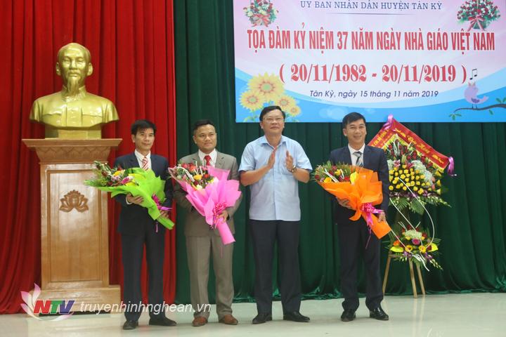 Tân Kỳ tọa đàm kỷ niệm 37 năm ngày Nhà giáo Việt Nam 