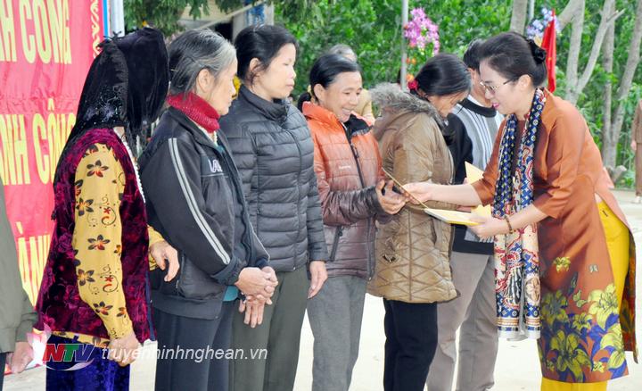 Chủ tịch Ủy ban MTTQ tỉnh Võ Thị Minh Sinh dự Ngày hội Đại đoàn kết ở huyện Yên Thành