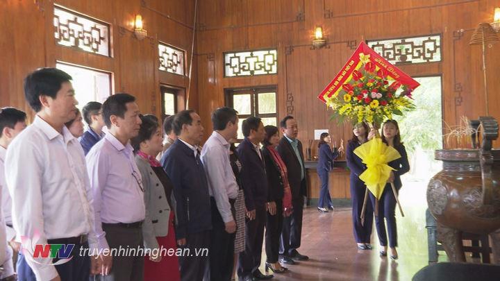 Các đại biểu dâng hoa, dâng hương lên anh linh Chủ tịch Hồ Chí Minh.