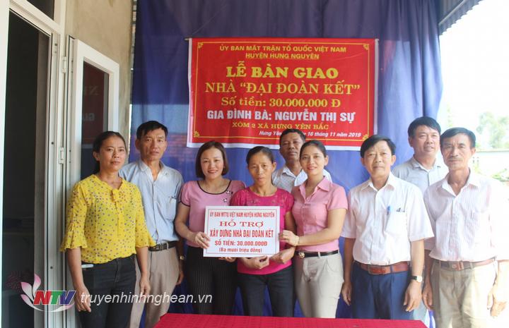 Trao tiền hỗ trợ xây dựng nhà đại đoàn kết cho bà Nguyễn Thị Sự.