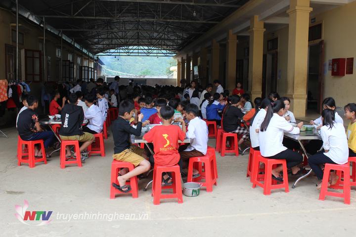 Một bữa ăn trưa của các em học sinh trường