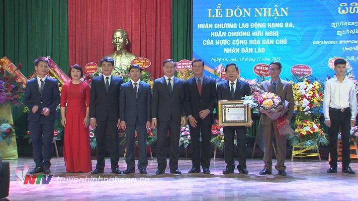 Trường Đại học Vinh đón nhận Huân chương Lao động hạng Ba của Nước Cộng hòa Dân chủ Nhân dân Lào