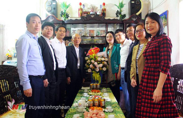 Phó Chủ tịch HĐND tỉnh chúc mừng nhà giáo ưu tú tại Thị xã Thái Hòa