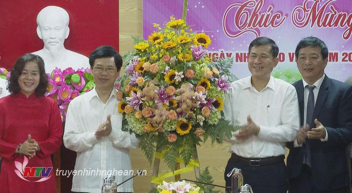 Phó Bí thư Thường trực Tỉnh ủy Nguyễn Xuân Sơn chúc mừng Ngày nhà giáo Việt Nam