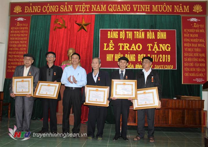  Tương Dương: Trao tặng huy hiệu Đảng cho 11 đảng viên 30-60 năm tuổi đảng