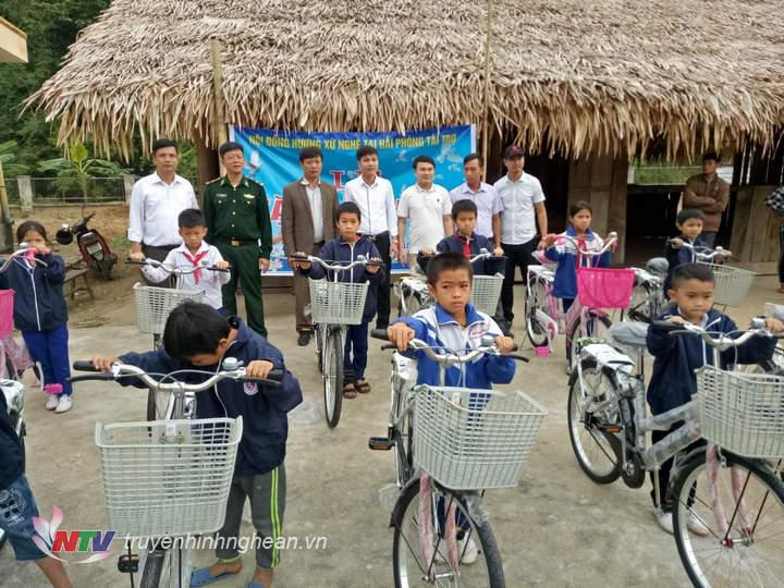 Đồn BP Môn Sơn: Trao tặng xe đạp cho học sinh nghèo biên giới