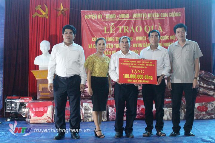 Phó Chủ tịch Thường trực Quốc hội Tòng Thị Phóng trao quà cho học sinh trường PT DTNT THCS Con Cuông