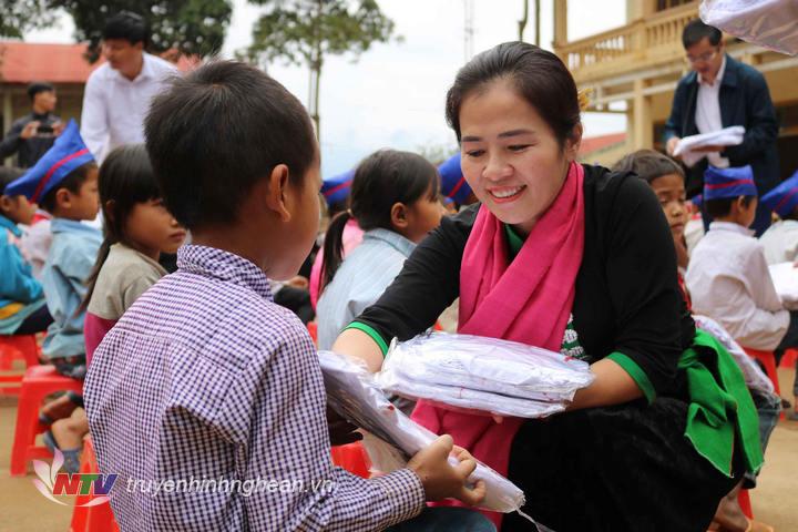 Chủ tịch Ủy ban MTTQ tỉnh trao quà cho học sinh và các trường học ở Kỳ Sơn