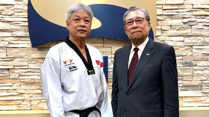 Võ sư Trương Ngọc Để - Chủ tich VTF (trái) và tân Chủ tịch Kukkiwon, ông Choi Young-Ryul tại khóa thi lên đai. Ảnh: 