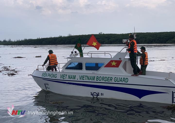 BĐBP tỉnh Nghệ An vận động, hướng dẫn ngư dân neo đậu tàu thuyền tránh trú bão an toàn.