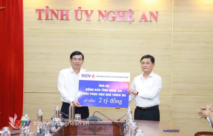 Ông Phan Đức Tú - Chủ tịch Hội đồng Quản trị Ngân hàng BIDV trao hỗ trợ của Ngân hàng cho Nghệ An.