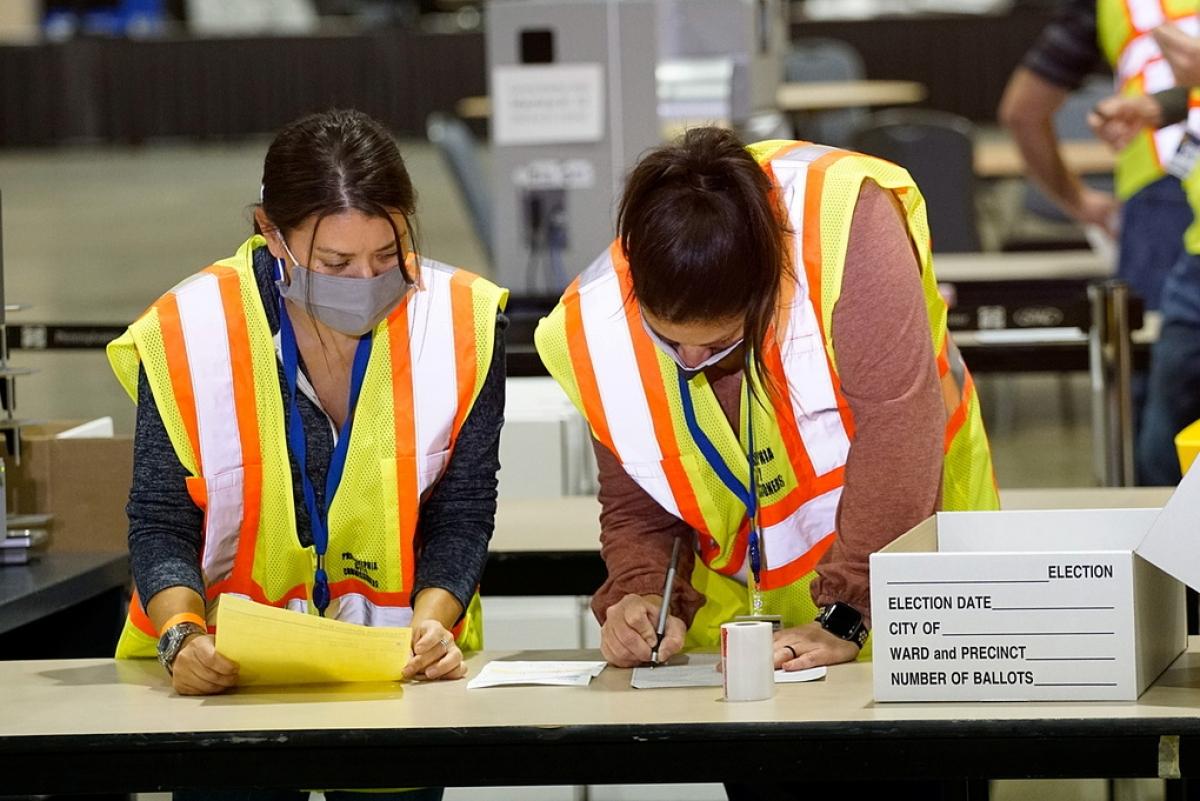 Các nhân viên bầu cử đang đếm phiếu bầu tại Pennsylvania ngày 3/11. Ảnh: Reuters.