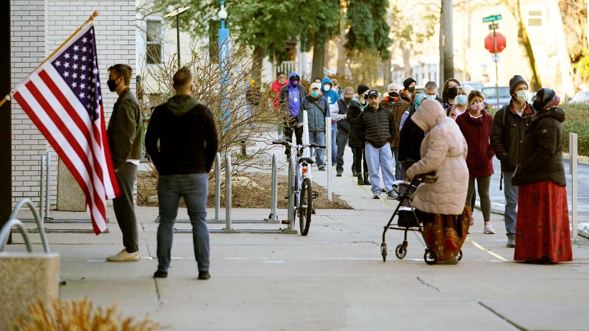 Bên ngoài một điểm bỏ phiếu ở Minnesota. Ảnh: AP.