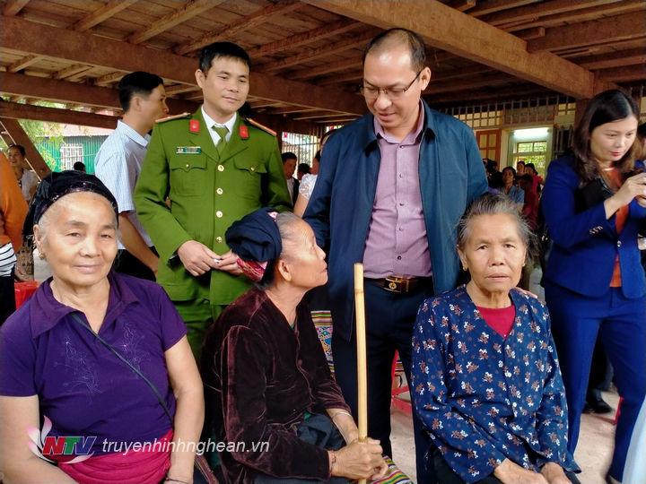 Các đại biểu tham dự ngày hội đại đoàn kết toàn dân tại bản Xiềng Tắm.