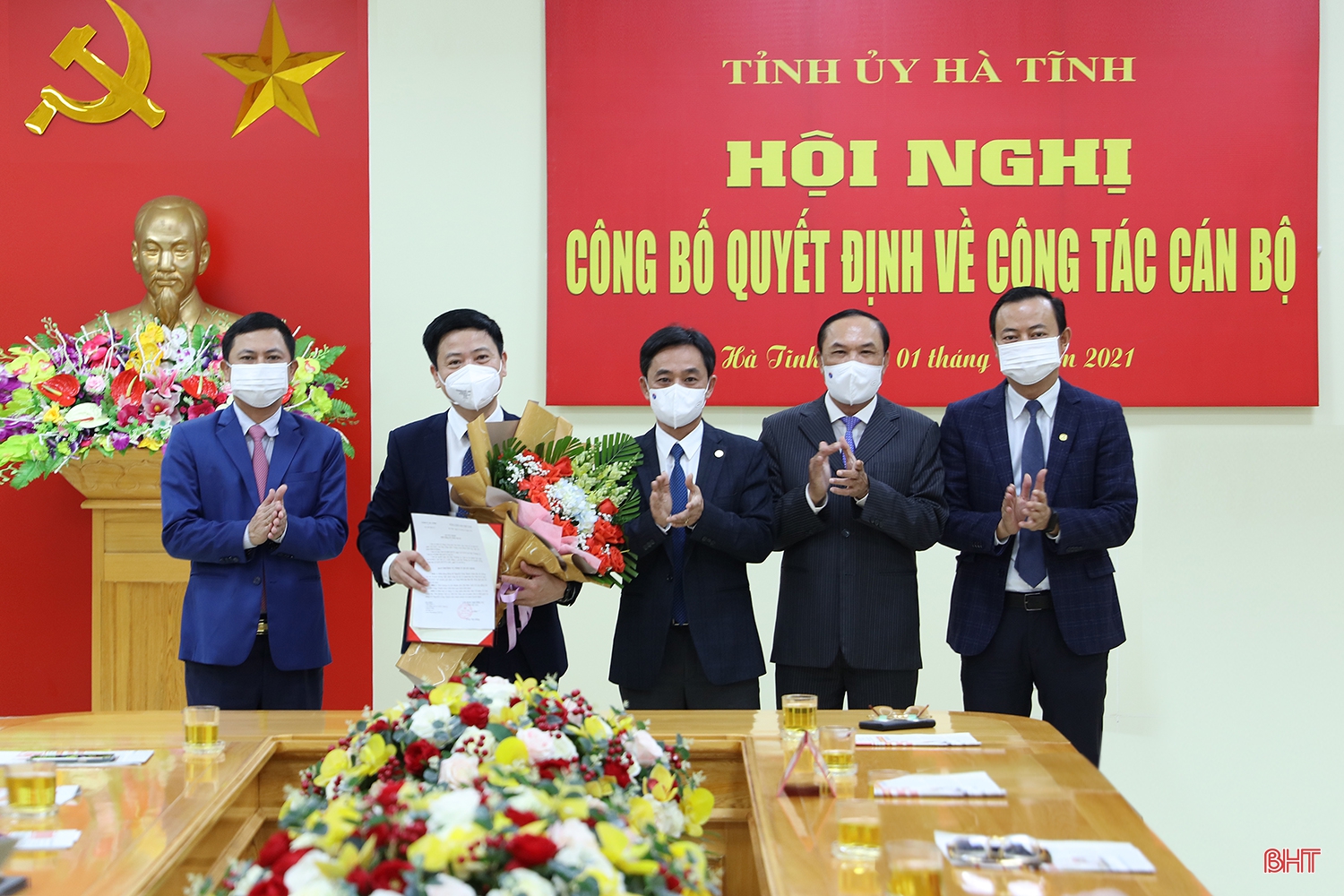 Các đồng chí lãnh đạo tỉnh tặng hoa chúc mừng tân Tổng Biên tập Nguyễn Công Thành.