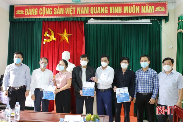 Lãnh đạo Sở Y tế và Hội Thầy thuốc trẻ Hà Tĩnh trao 5 túi chăm sóc sức khỏe F0 tại nhà cho huyện Hương Khê.