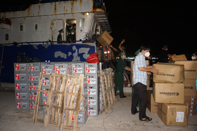 Tỉnh Bình Thuận đưa người, vật tư y tế lên tàu ra đảo Phú Quý hỗ trợ dập dịch.  