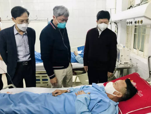 Thứ trưởng Bộ Y tế Nguyễn Trường Sơn (giữa) và lãnh đạo tỉnh Thanh Hóa (trái) thăm hỏi các công nhân đang điều trị tại Bệnh viện Đa khoa tỉnh Thanh Hóa.  