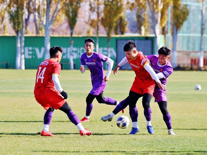 Ban huấn luyện đã chia đôi đội tuyển U23 Việt Nam để thi đấu đối kháng nhằm rèn khả năng thực chiến cho các cầu thủ. Ảnh: VFF