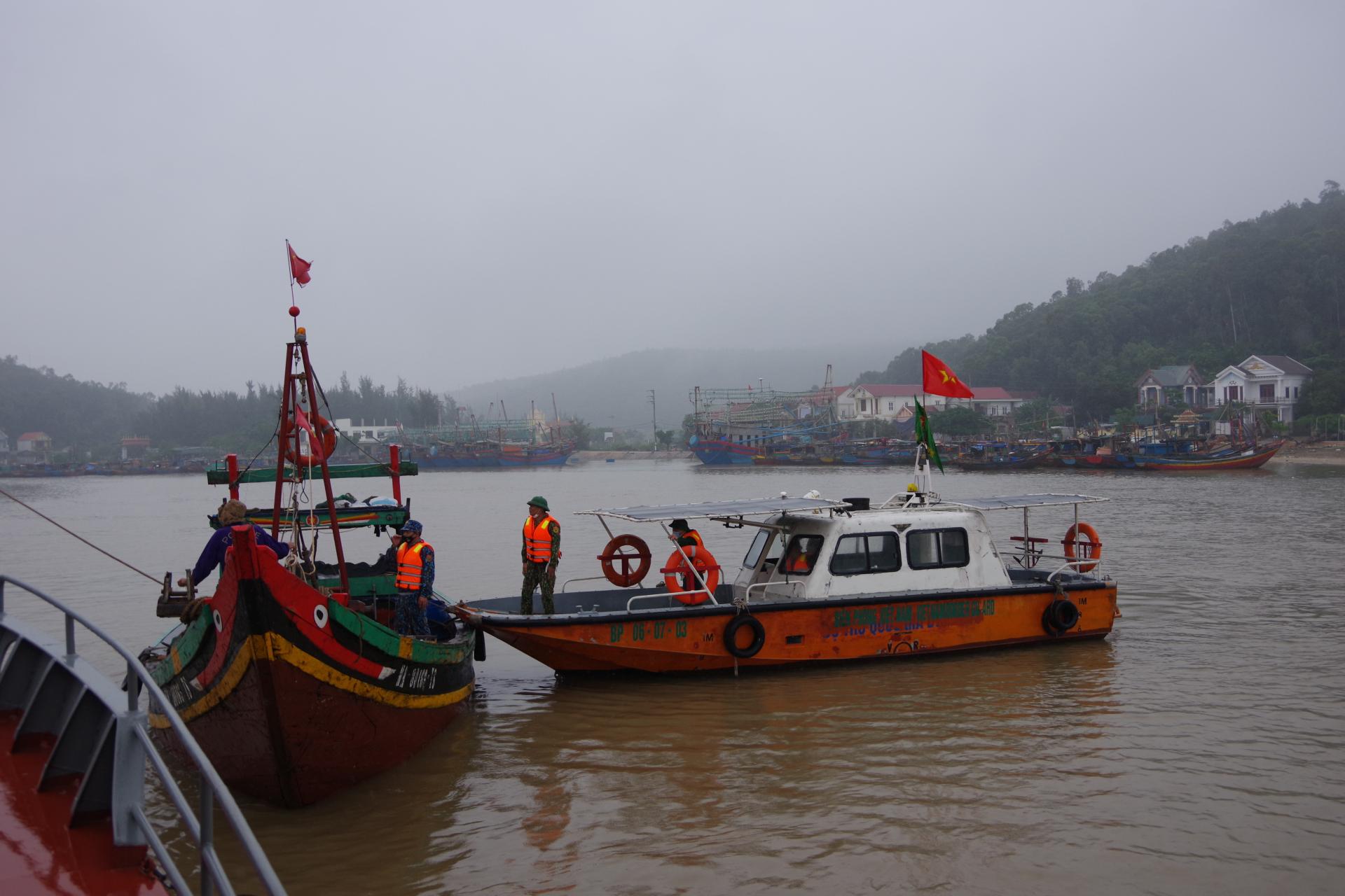 Bắt 3 tàu cá vi phạm khai thác thủy sản trên vùng biển Diễn Châu