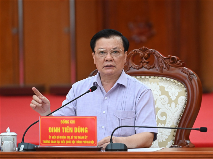 Bí thư Thành ủy Hà Nội Đinh Tiến Dũng kiểm tra công tác phòng, chống dịch Covid-19 tại cơ sở.