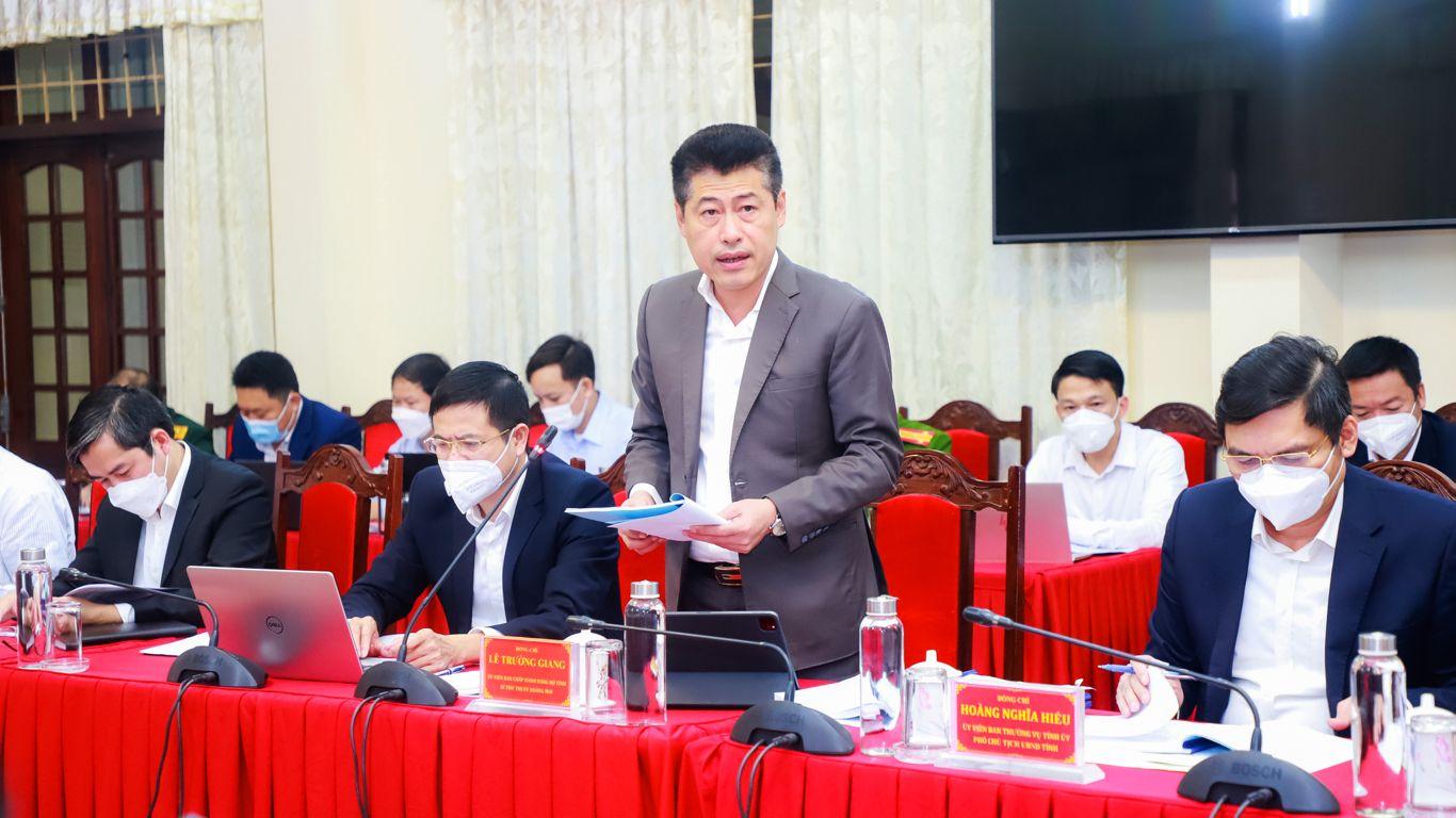 Đồng chí Lê Trường Giang - Ủy viên BCH Đảng bộ tỉnh, Bí thư Thị ủy Hoàng Mai trình bày báo cáo tại cuộc làm việc. 