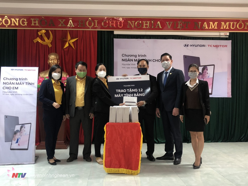 Hyundai Vinh  trao tặng 12 máy tính bảng cho học sinh nghèo tỉnh Nghệ An