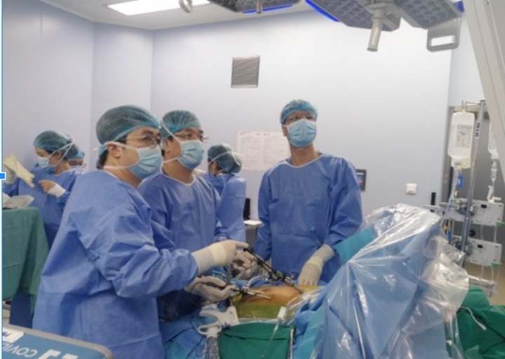 Ca phẫu thuật ghép gan bằng nội soi lấy mảnh gan phải từ người hiến sống đầu tiên tại Việt Nam được các bác sĩ của Bệnh viện 108 thực hiện thành công.